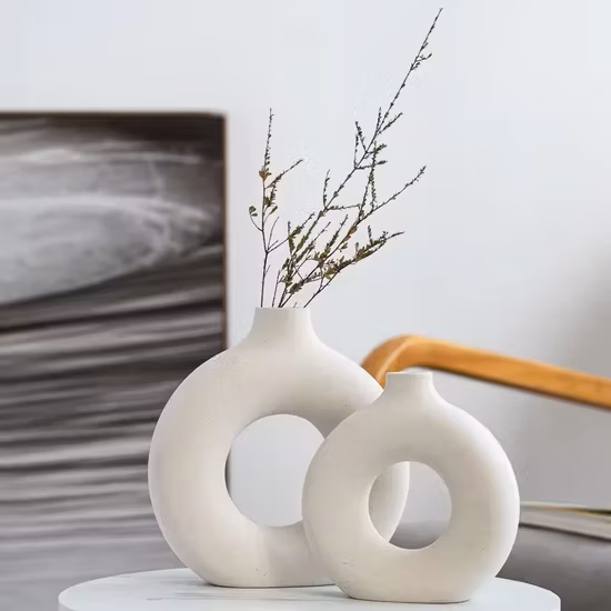 Moderne, schlichte Blumenvasen aus Keramik für die Inneneinrichtung